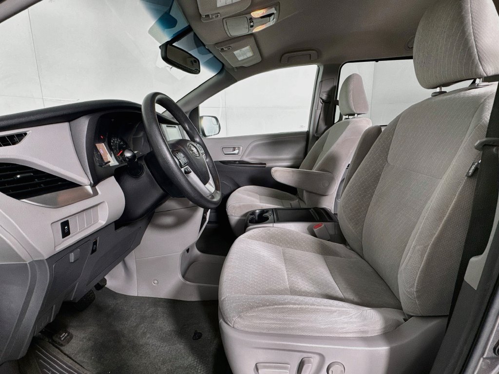 Used 2017 Toyota Sienna LE FWD image 9
