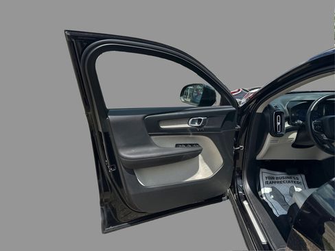 Used 2023 Volvo XC40 B5 Plus AWD/4WD image 17