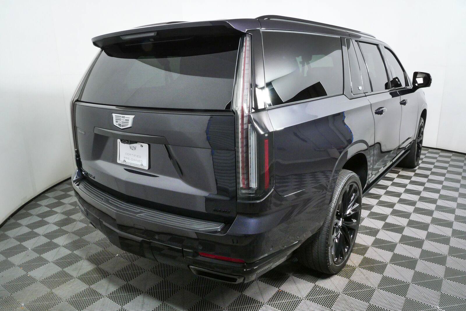 Used 2025 Cadillac Escalade ESV Sport Platinum w/ LPO, ONYX Package AWD/4WD image 3