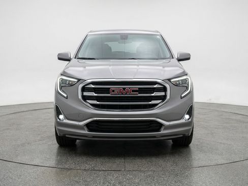 Used 2024 GMC Terrain SLE image 2