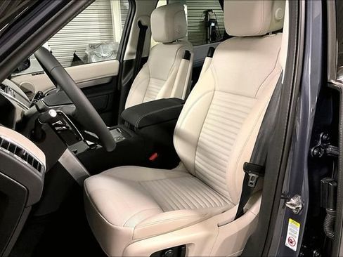 New 2025 Land Rover Discovery Dynamic SE image 8