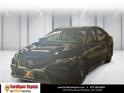 Used 2024 Toyota Camry SE w/ Cold Weather Package FWD image 4