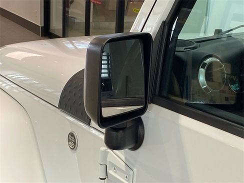 Used 2017 Jeep Wrangler Unlimited Sahara w/ Connectivity Group image 8