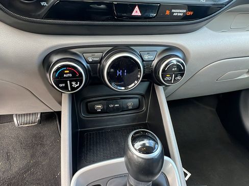 Used 2023 Hyundai Venue SEL image 31