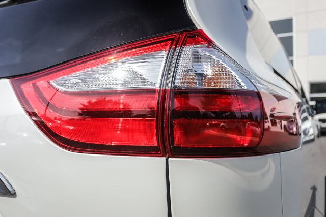 Used 2016 Toyota Sienna Limited Premium FWD image 19