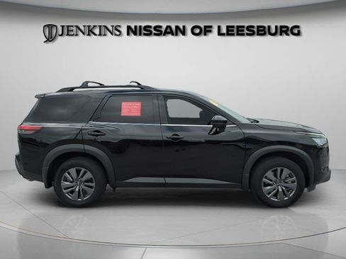 Certified 2025 Nissan Pathfinder SV image 3