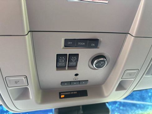 Used 2019 Chevrolet Suburban Premier w/ Premier Plus Edition AWD/4WD image 19