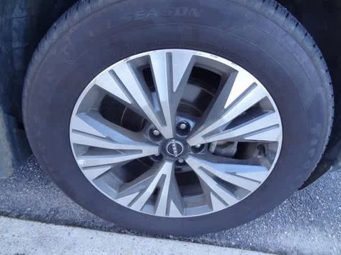 Used 2022 Nissan Rogue SV w/ SV Premium Package image 27