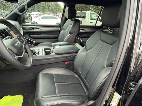 Used 2025 Jeep Wagoneer 4WD image 16
