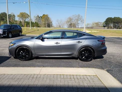 Used 2023 Nissan Maxima SR w/ Sport Mat Group image 2