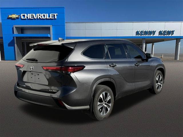 Used 2020 Toyota Highlander XLE AWD/4WD image 5