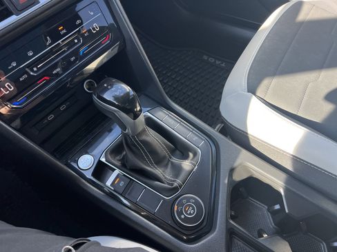 Certified 2025 Volkswagen Taos SE w/ Panoramic Sunroof Package image 24