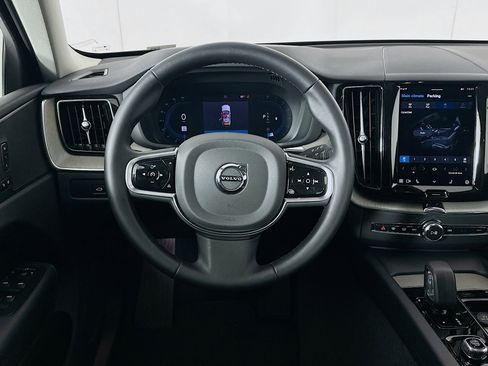 Used 2025 Volvo XC60 B5 Plus image 17