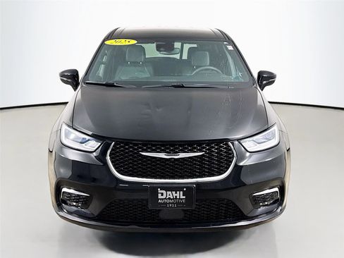 Used 2025 Chrysler Pacifica Select image 3