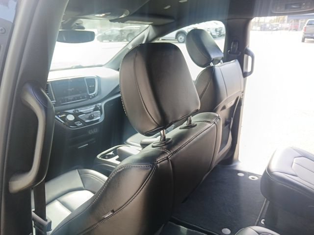 Used 2025 Chrysler Pacifica Select FWD image 16