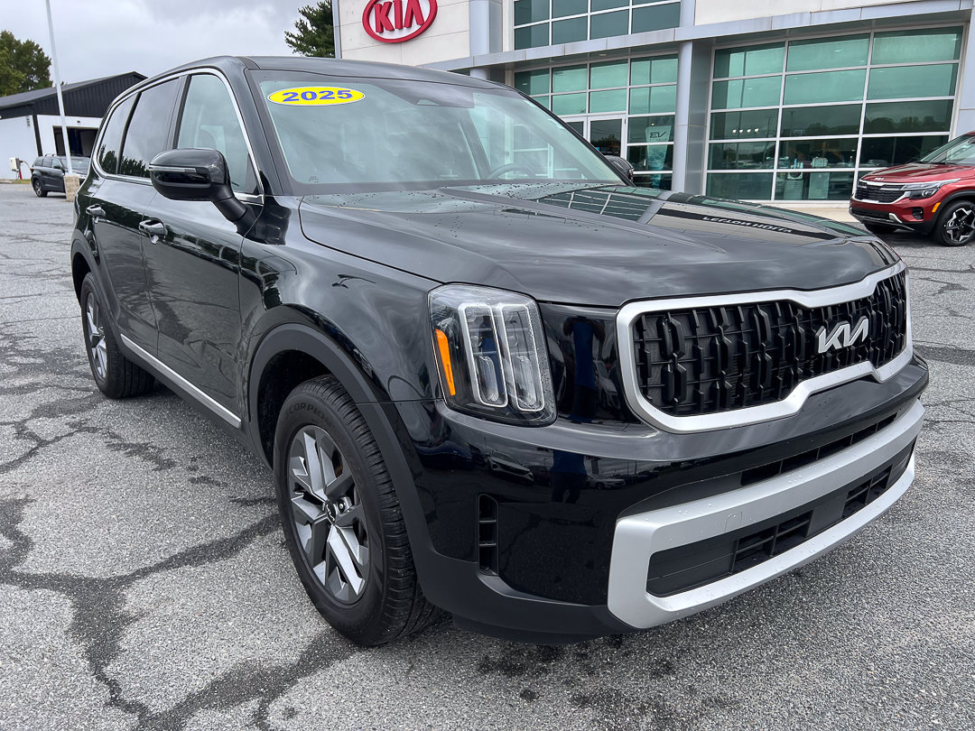 Used 2025 Kia Telluride LX FWD image 13