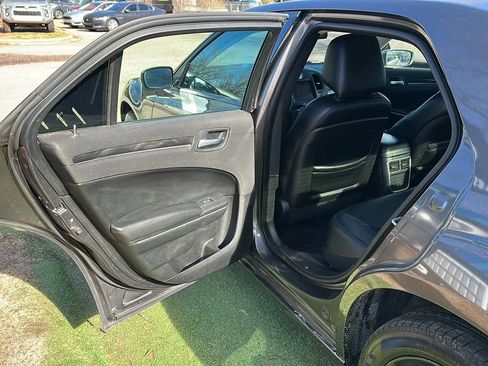 Used 2017 Chrysler 300 Limited image 17