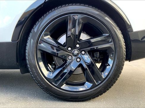 Used 2024 Land Rover Discovery Metropolitan Edition image 10