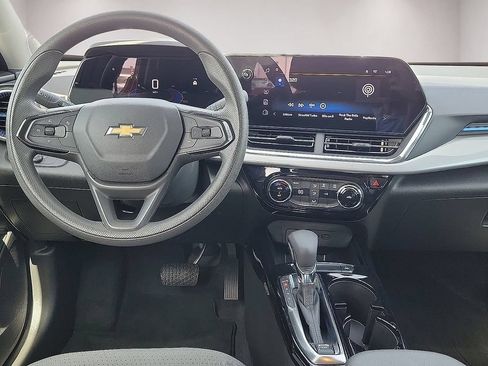 Used 2025 Chevrolet Trax LT FWD image 10