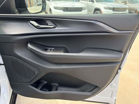 New 2025 Jeep Grand Cherokee L Altitude RWD image 30