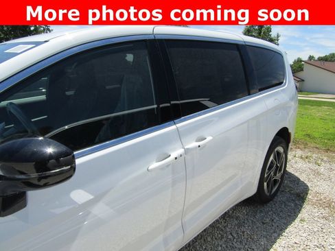 New 2027 Chrysler Pacifica Limited AWD/4WD image 2