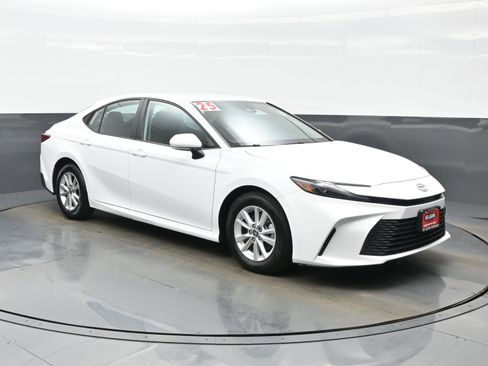 Used 2025 Toyota Camry LE image 8