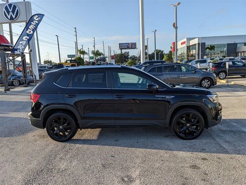 Certified 2022 Volkswagen Taos SE w/ Driver Assistance Package image 7