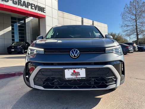 Used 2025 Volkswagen Taos SE image 3