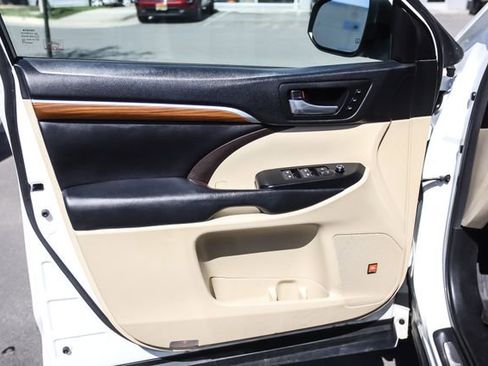 Used 2017 Toyota Highlander Limited w/ Carpet Mat Package image 62