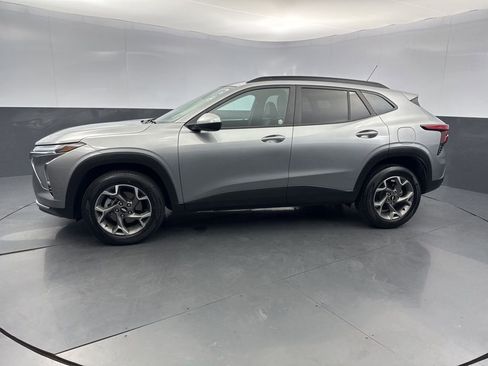 Used 2025 Chevrolet Trax LT w/ LT Convenience Package image 2