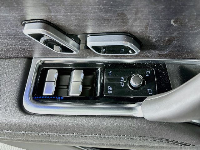 New 2027 Land Rover Range Rover Long Wheelbase SE AWD/4WD image 19