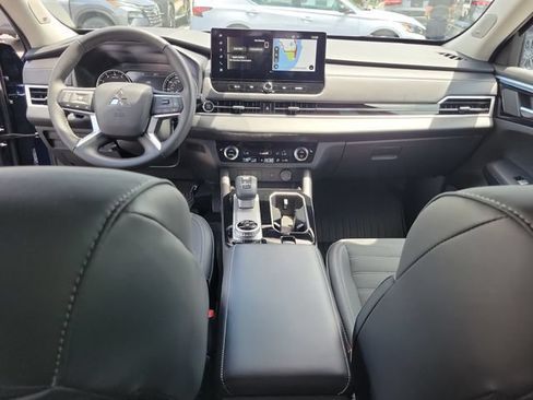 Used 2025 Mitsubishi Outlander SE FWD image 13