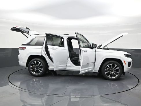 Used 2023 Jeep Grand Cherokee Overland w/ Luxury Tech Group IV RWD image 30