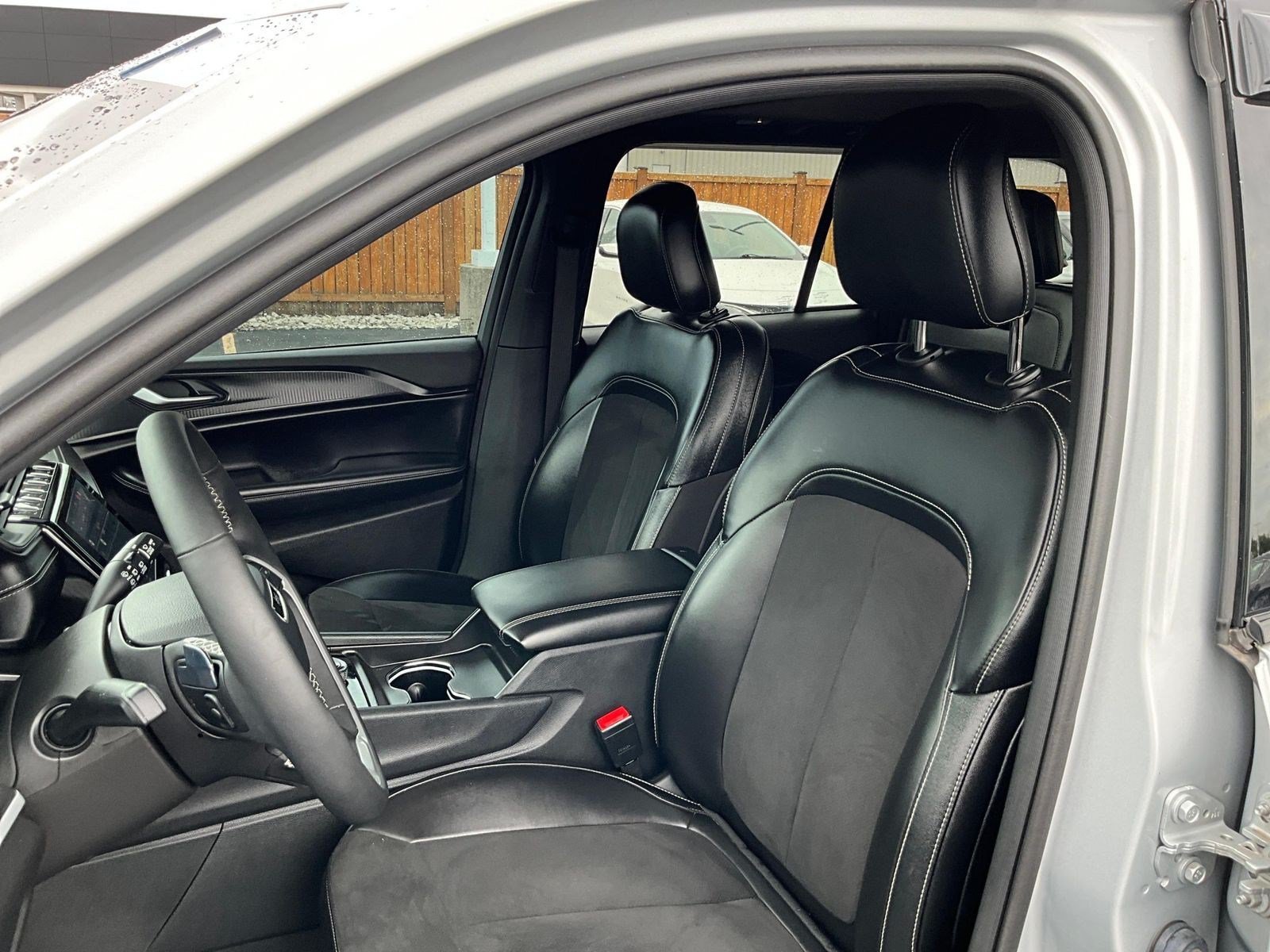 Used 2024 Jeep Grand Cherokee Altitude AWD/4WD image 19