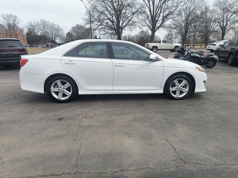 Used 2012 Toyota Camry L image 6
