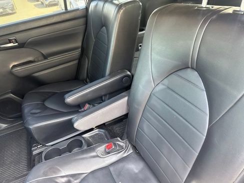 Used 2022 Toyota Highlander XLE FWD image 3