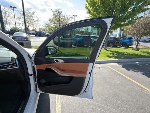 Used 2021 BMW X7 xDrive40i w/ M Sport Package AWD/4WD image 29