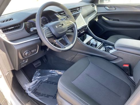 Used 2025 Jeep Grand Cherokee L Laredo image 2