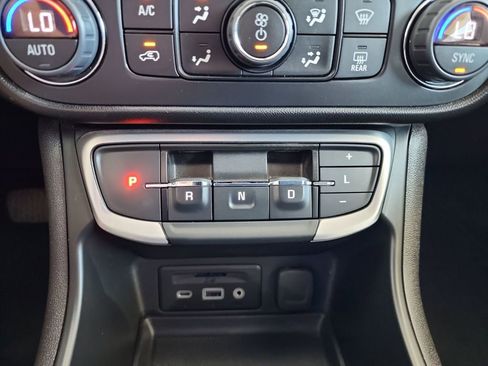 Used 2024 GMC Terrain SLT image 28