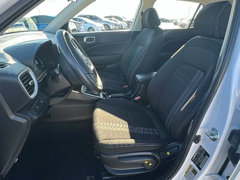 Used 2025 Hyundai Venue SEL image 4