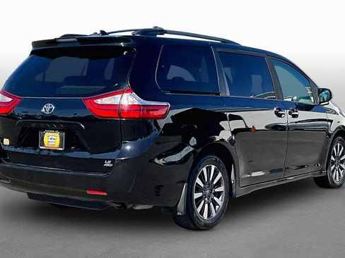 Used 2018 Toyota Sienna LE AWD/4WD image 2