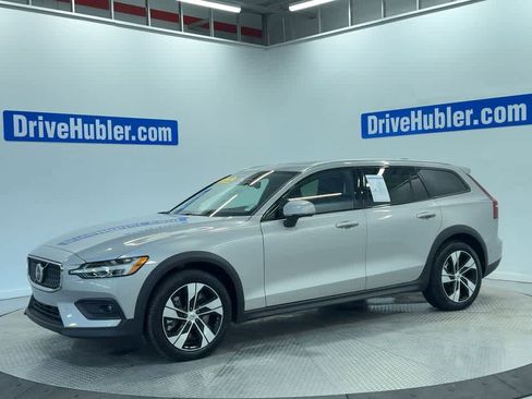 Used 2025 Volvo V60 B5 Cross Country Plus image 6