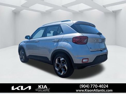Used 2025 Hyundai Venue SEL image 5
