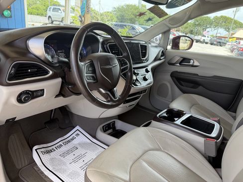 Used 2017 Chrysler Pacifica Touring-L Plus FWD image 10