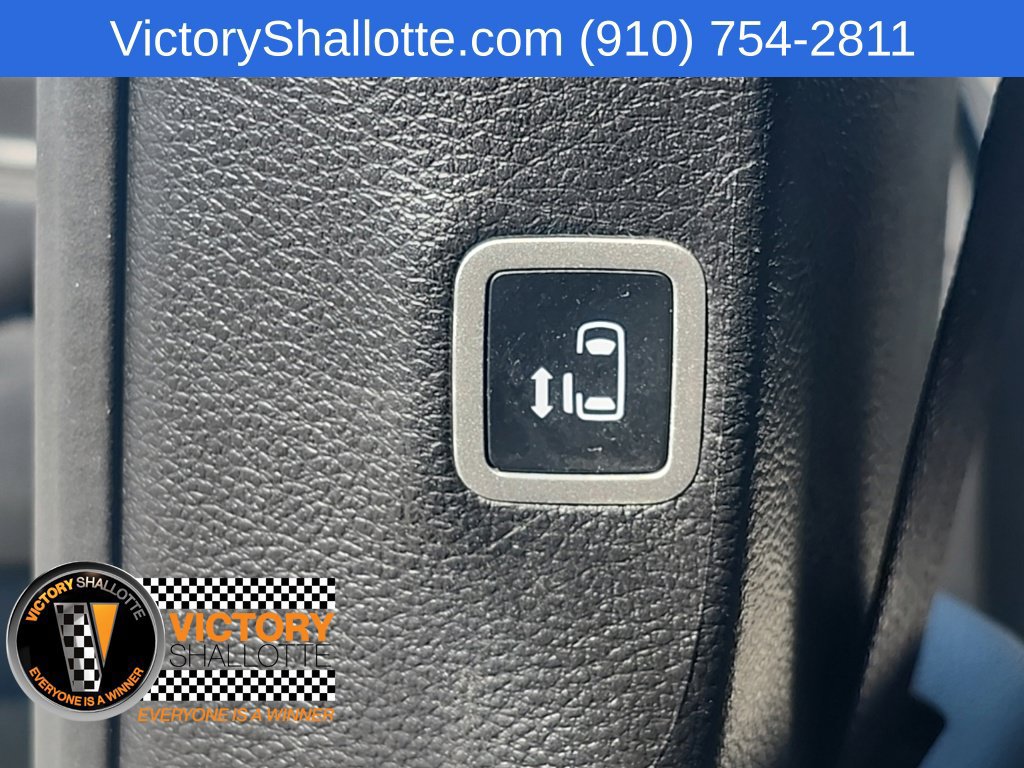 Used 2025 Chrysler Pacifica Limited FWD image 6