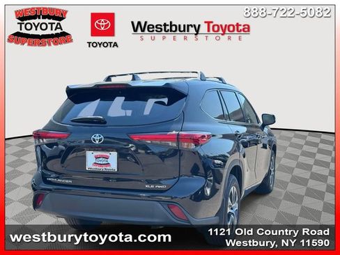 Used 2022 Toyota Highlander XLE AWD/4WD image 6