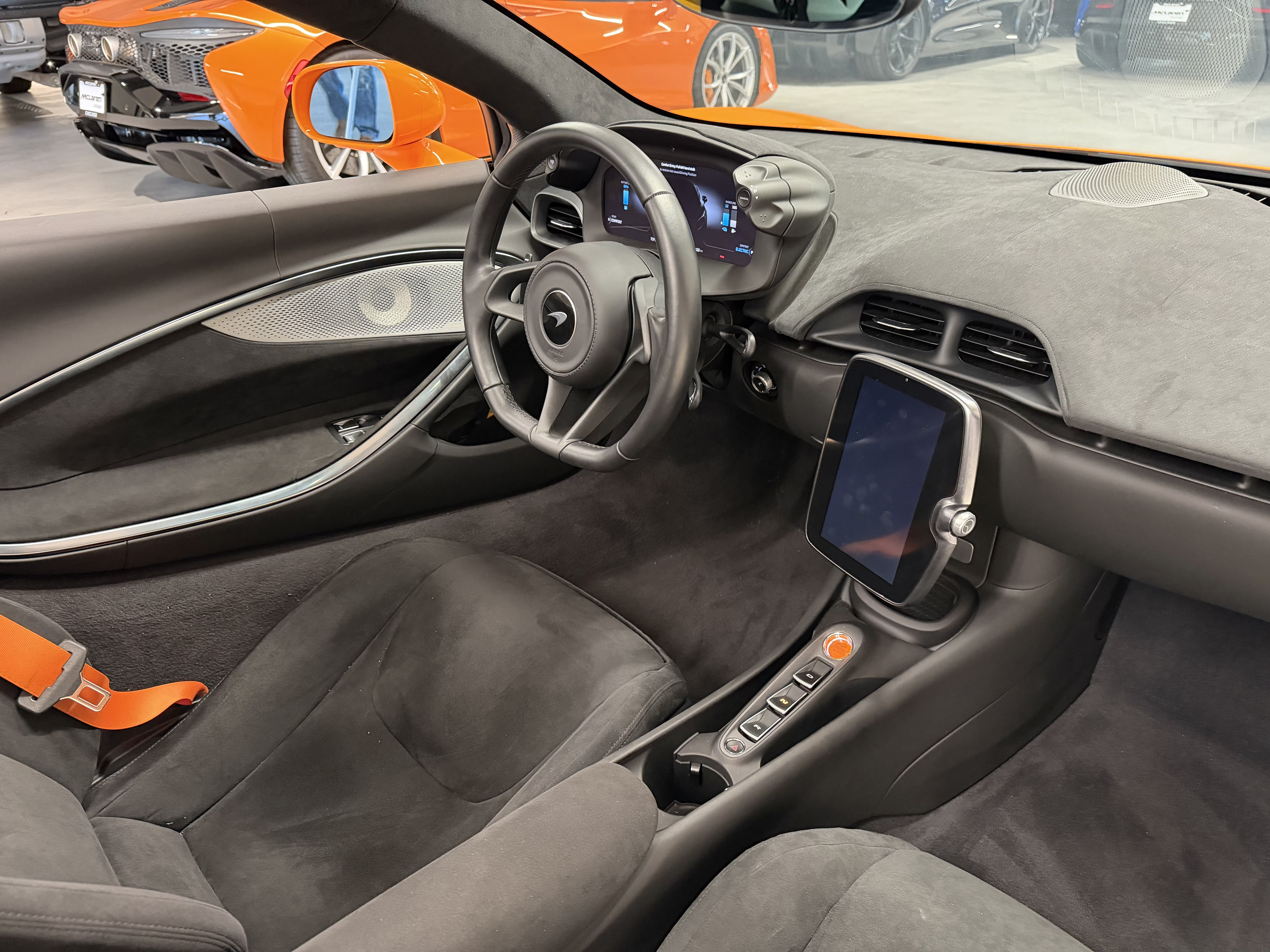 Used 2025 McLaren Artura Spider RWD image 16