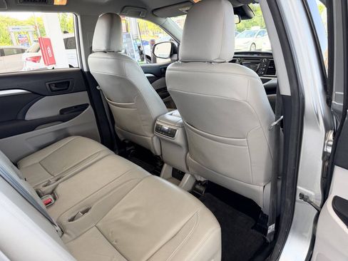 Used 2018 Toyota Highlander LE FWD image 24