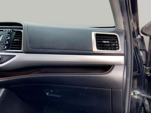 Used 2019 Toyota Highlander LE FWD image 18