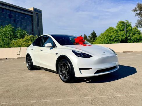 Used 2025 Tesla Model Y Long Range AWD/4WD image 1